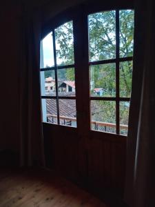 CedroHacienda San Isidro, Corral de Piedra的有三扇窗户的房间，可以望向房子