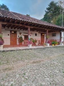 CedroHacienda San Isidro, Corral de Piedra的一座带围栏和庭院的房子