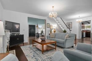 un salon avec un canapé et une table dans l'établissement Pacific Way Villa, à Gearhart