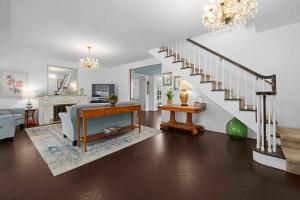 un salon avec un canapé et un escalier dans l'établissement Pacific Way Villa, à Gearhart