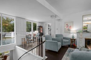 un salon avec deux chaises et une cheminée dans l'établissement Pacific Way Villa, à Gearhart 36 autres photos