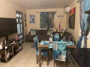 Μια τηλεόραση ή/και κέντρο ψυχαγωγίας στο Punta Santiago Pool Vacation