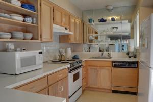 Η κουζίνα ή μικρή κουζίνα στο Pacific Sands Resort 21