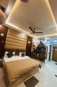 Ένα ή περισσότερα κρεβάτια σε δωμάτιο στο The Awadh Luxe