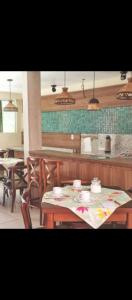 リオ・グランデにあるMusleh pousadaのテーブルとキッチンのあるダイニングルーム