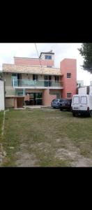 リオ・グランデにあるMusleh pousadaの建物の前に車が駐車されている