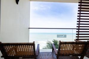 Un balcón o terraza en Kokrobite beach Getaway