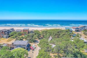 een luchtzicht op een strand met huizen en de oceaan bij Fantasia in Cloverdale
