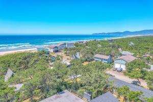 een luchtzicht op een huis en het strand bij Fantasia in Cloverdale