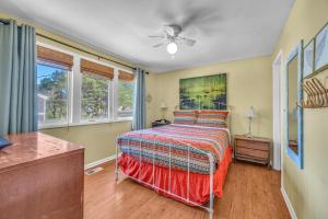 een slaapkamer met een bed en een plafondventilator bij Fantasia in Cloverdale