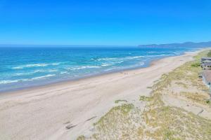 een uitzicht over een strand waar mensen op lopen bij Fantasia in Cloverdale +27 foto's