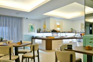 福尔米亚科拉公园度假酒店的厨房兼餐厅，配有桌椅