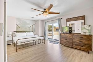 ココアビーチにあるBeach Getaway Townhome Walk to Beach & Downtownのベッドと天井扇風機のある寝室
