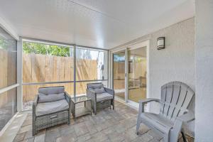 ココアビーチにあるBeach Getaway Townhome Walk to Beach & Downtownのポーチ(椅子2脚、テーブル、窓付)