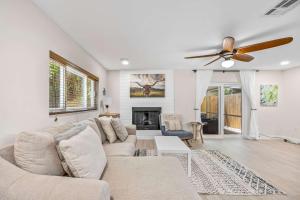 ココアビーチにあるBeach Getaway Townhome Walk to Beach & Downtownのソファと天井ファンのあるリビングルーム +20枚の写真