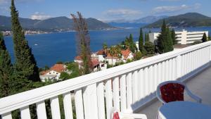 einen Balkon mit Blick auf das Wasser in der Unterkunft Villa Boka Sunrise Apartments in Herceg-Novi