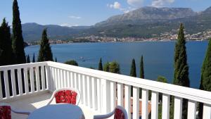 balcón con vistas al lago y a las montañas en Villa Boka Sunrise Apartments, en Herceg-Novi