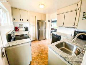 una cucina con un lavello e un piano di lavoro di Rockaway Beachhouse a Rockaway Beach Altre 46 foto