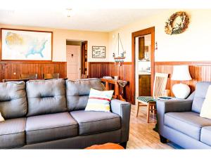 un soggiorno con un divano e una sedia di Rockaway Beachhouse a Rockaway Beach