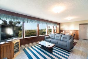 un soggiorno con un divano e una televisione di Rockaway Beachhouse a Rockaway Beach