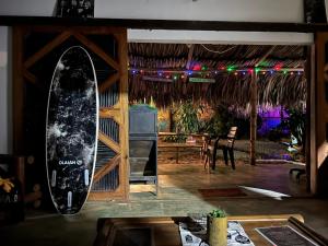 a skateboard leaning against a wall in a room at Hostal Corazón de Tagua in Palomino
