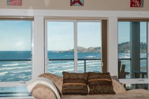 新港Michaels Beach Place at Shoreline Ridge的客厅的窗户前设有沙发