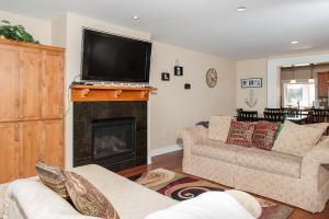 新港Michaels Beach Place at Shoreline Ridge的客厅设有壁炉和平面电视 更多19张照片