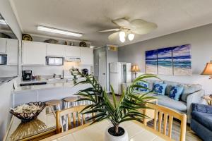 eine Küche und ein Wohnzimmer mit einer Couch und einem Tisch in der Unterkunft SC309A: 309A Sea Cabin in Isle of Palms