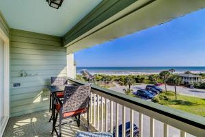 ein Balkon mit Tisch und Stühlen und Blick auf das Meer in der Unterkunft SC309A: 309A Sea Cabin in Isle of Palms