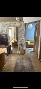 ein Wohnzimmer mit einem TV und einem Sofa in der Unterkunft Cozy apartment with terrace in Malbork