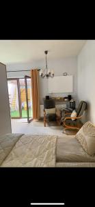 ein Schlafzimmer mit Bett und ein Wohnzimmer in der Unterkunft Cozy apartment with terrace in Malbork