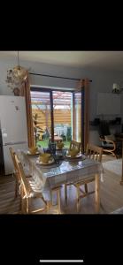 ein Esstisch und Stühle mit einem Tisch in der Unterkunft Cozy apartment with terrace in Malbork + 4 Fotos