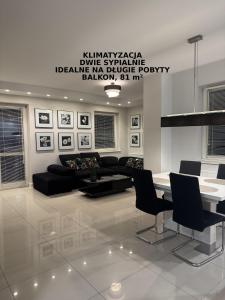 een woonkamer met een bank, een tafel en stoelen bij Spanko w centrum in Zielona Góra