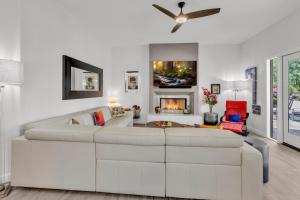 un soggiorno con un divano bianco e un camino di Modern, Upgraded, Resort-Style a Chandler