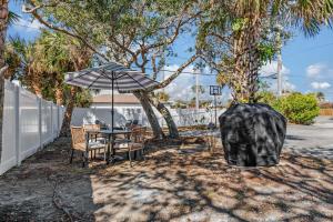 Фотография из галереи Blue Surf Bungalow 3 BD 2BA-At Slater Way Beach в городе Коко-Бич