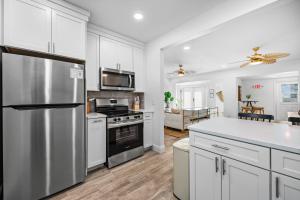 Кухня или мини-кухня в Blue Surf Bungalow 3 BD 2BA-At Slater Way Beach
