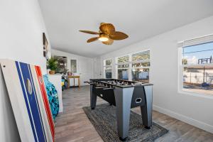 Фотография из галереи Blue Surf Bungalow 3 BD 2BA-At Slater Way Beach в городе Коко-Бич