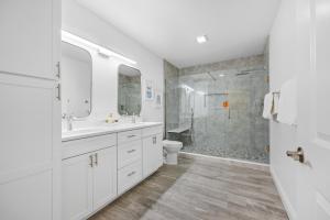 Ванная комната в Blue Surf Bungalow 3 BD 2BA-At Slater Way Beach +29 фотографий