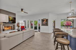 un soggiorno con divano e camino di Modern, Upgraded, Resort-Style a Chandler Altre 50 foto