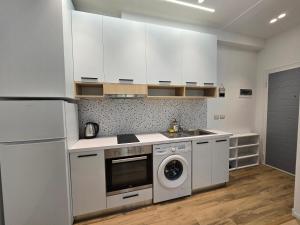 Η κουζίνα ή μικρή κουζίνα στο Tirana Urban Oazis -Central & Steps to Attractions