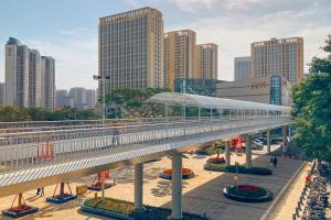 厦门Park Hotel的城市中一座带有桥梁的火车站