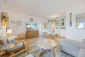 Гостиная зона в Tortuga Del Mar- 2 Bedroom Beachfront Condo with Pool