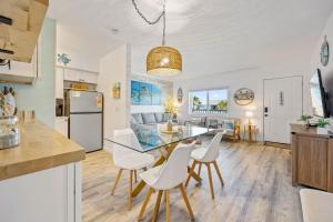 Кухня или мини-кухня в Tortuga Del Mar- 2 Bedroom Beachfront Condo with Pool
