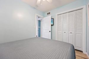 Кровать или кровати в номере Tortuga Del Mar- 2 Bedroom Beachfront Condo with Pool +27 фотографий