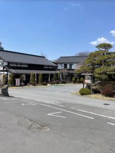 an empty street in front of a building at 天狗の茶屋旅館 in Miyota