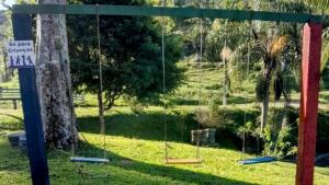 een schommel in een park met een boom bij Casas de Campo com Piscina, Pesca - Mata Atlântica in Juquitiba +88 foto's