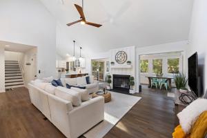 ein Wohnzimmer mit einer weißen Couch und einem Kamin in der Unterkunft SI2995: 2995 Seabrook Island Rd. in Seabrook Island
