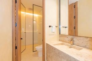 Ένα μπάνιο στο Iconik 33 Hotel