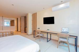 Μια τηλεόραση ή/και κέντρο ψυχαγωγίας στο Iconik 33 Hotel