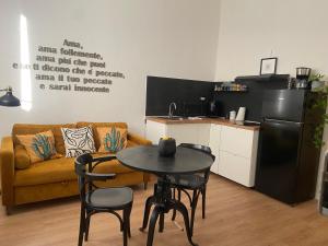 a living room with a table and a kitchen at AMA HOMe, appartamento in centro con terrazza in Ancona